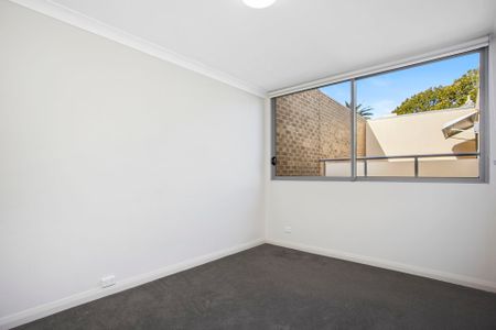 2/4 Market Lane, - Photo 2