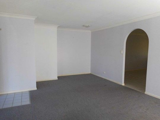 Spacious Family Home with Huge Undercover Patio & Air Conditioning in Quiet Beenleigh Court - Photo 1