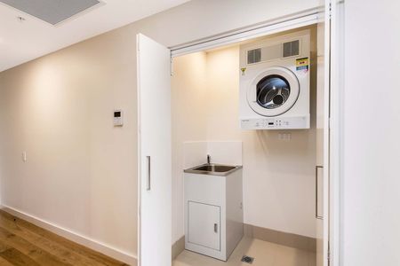 Spacious 1 Bedroom with Large Balcony and Parking! - Photo 3