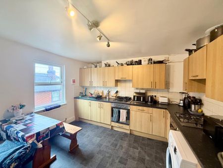 1 bedroom in a house share to rent - Photo 3