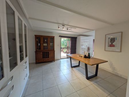 Modern Three Bedroom Home - Photo 3