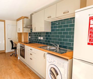 Apt 18, Fairbairn Residence - Photo 2