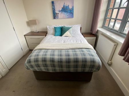 1 bedroom in a house share to rent - Photo 2