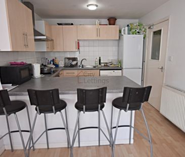 3 Bedroom Flat - Photo 2