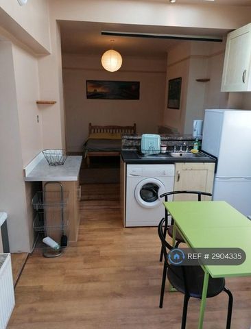 Studio to rent - Photo 2