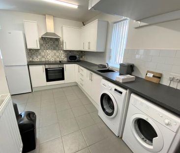 4 bedroom semi-detached house to rent - Photo 6