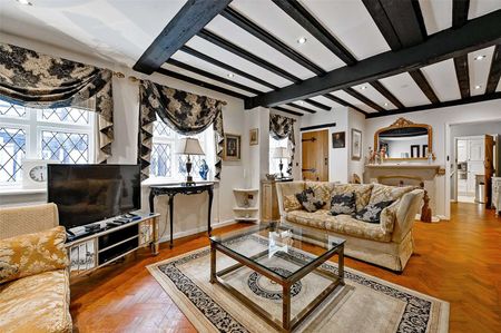 A beautifully presented and furnished three bedroom cottage in an idyllic location in the Heart of Eton. - Photo 5