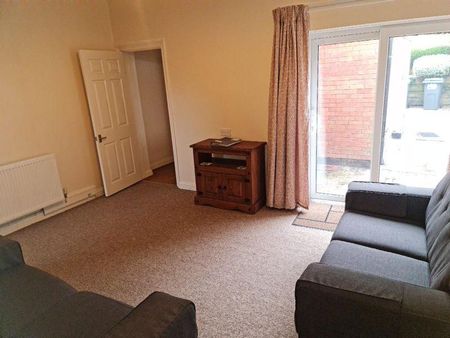 4 bedroom end of terrace house to rent - Photo 4
