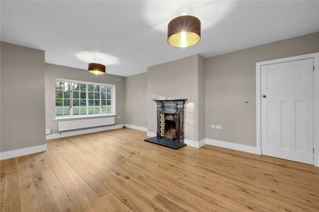 A beautiful family home adjacent to mature woodlands in Ascot - Photo 2