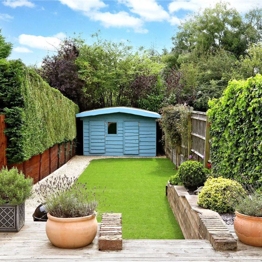 Delightful period cottage with south facing garden in this sought after Chilterns village, overlooking open fields. - Photo 1