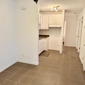 Coquet 4 1/2 3e étage tout béton - eau chaude + chauffage inclus - MARS ou JUILLET - Photo 2