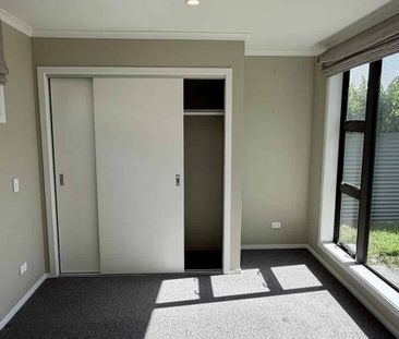 Modern Three Bedroom House - Centrally Located - Photo 3