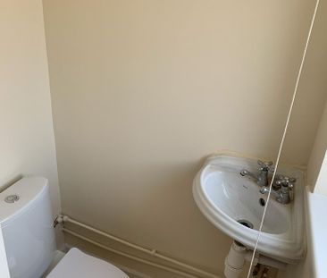 1 bedroom in a house share to rent - Photo 6