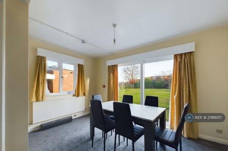 4 bedroom detached house to rent - Photo 3
