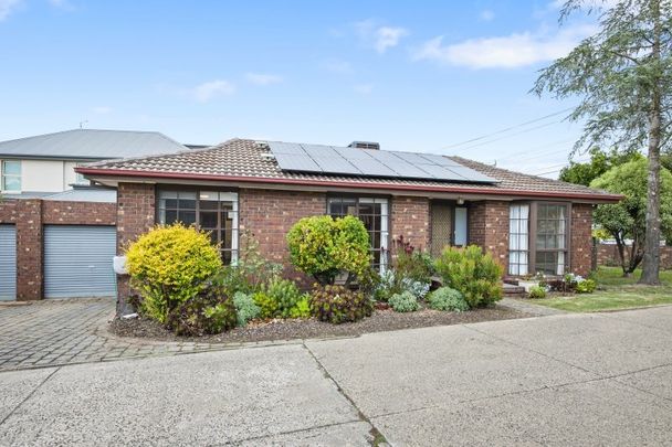 NEAT TWO BEDROOM UNIT IN PRIME LOCATION LAKE WENDOUREE! - Photo 1