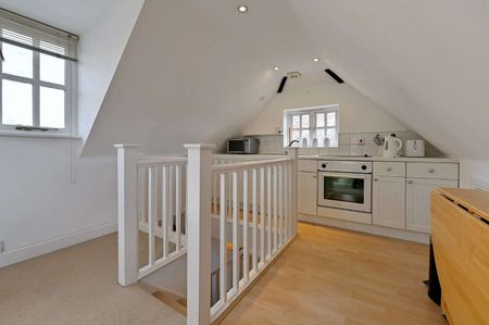 A one-bedroom annex located in the heart of Marlow with bills included - Photo 2