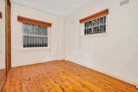 Art Deco appeal with modern touches - Photo 2