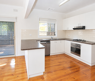 Spacious three bedroom home with fantastic outdoor entertaining. - Photo 5