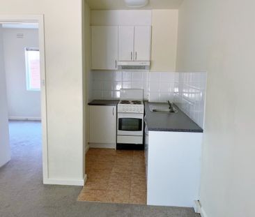 WELL POSITIONED GROUND FLOOR 1 BEDROOM APARTMENT - Photo 4