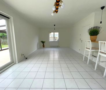 RUSTIG GELEGEN GELIJKVLOERSWONING MET 2 SLAAPKAMERS EN TUIN - Foto 1
