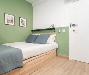 Room in a shared 27-bedroom apartment for rent in Numancia perfect for professionals and students - Foto 2