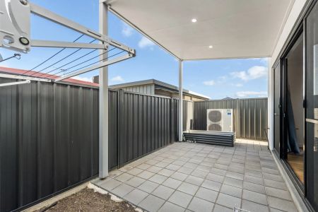 Contemporary three bedroom home in popular locale - Photo 2