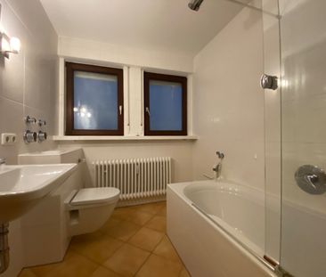 Zentral gelegene, sonnige 3-Zimmer-DG-Wohnung mit EBK und Loggia - ... - Photo 6