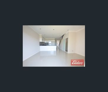 Modern Three Bedroom Townhouse! - Photo 4