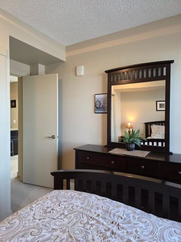Experience urban elegance in this modern, FULLY FURNISHED, ALL-INCLUSIVE, executive 2-bedroom, 2-bathroom condo. - Photo 5