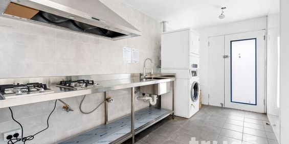 RECENTLY RENOVATED & FURNISHED ROOM - Photo 3