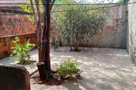 Casa com varanda ampla, com 2 banheiros sendo nos fundos - Foto 2