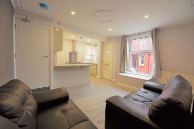 3 bedroom House in Harold Place (58), Leeds - Photo 4