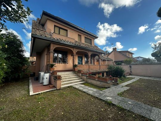 Villa Bifamiliare a Roma in Via Eschilo, Axa - Photo 1