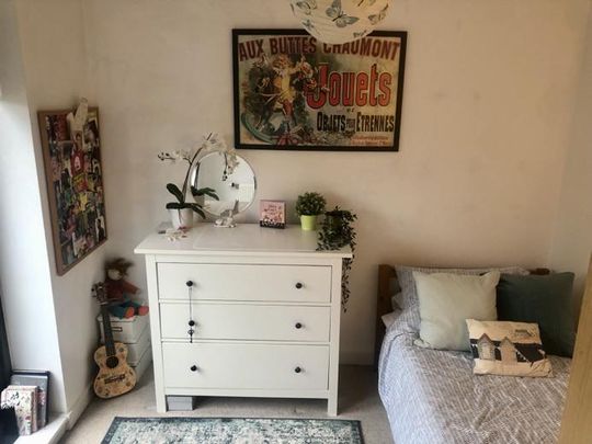 Large Single room with balcony in a townhouse over looking a canal in Ealing. Car parking available. - Photo 1