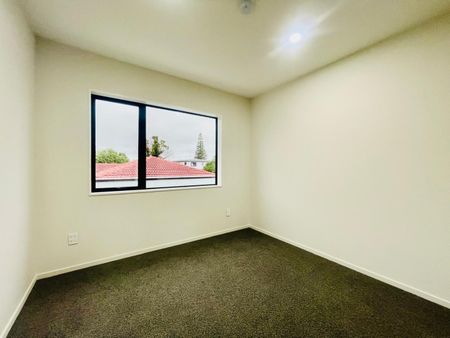 MANUREWA, 3 BEDROOMS - Photo 2