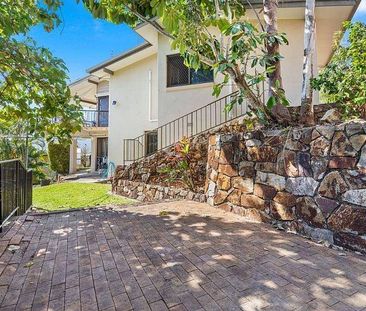 Spacious 4-Bedroom Family Home with a Separate Living Area - Photo 1
