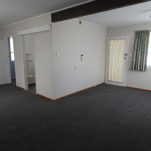 Standalone sunny 2 bed house in a great location - Photo 1