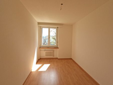 Deine neue Familiewohnung - mit Balkon, grosse Fenster, sonnig, Grillplatz, grosse Spielwiese! - Photo 4