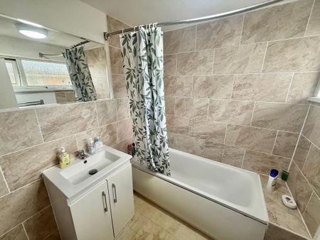 1 bedroom in a house share to rent - Photo 3