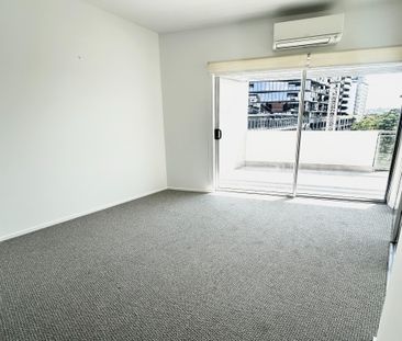 Heart of Teneriffe – Freshly Painted & New Carpet – Ready to Move In! - Photo 2