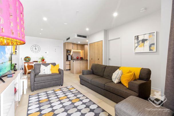 Stylish One-Bedroom Apartment with Spacious Balcony in the Heart of Newstead - Photo 1