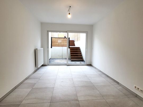 Deze volledig gerenoveerde woning (2025) biedt modern wooncomfort op een centrale ligging in het centrum, met winkels, scholen en openbaar vervoer op wandelafstand. - Photo 1