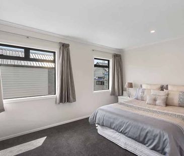 Two bedroom town house with walk in wardrobes - Photo 1