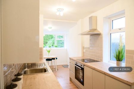 3 bedroom semi-detached house to rent - Photo 5