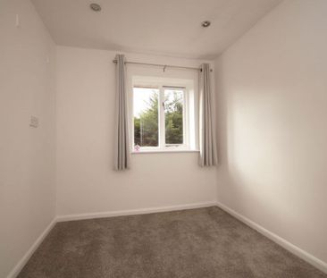 A 1 Bedroom Flat in Bishops Cleeve GL52 8TE - Photo 2