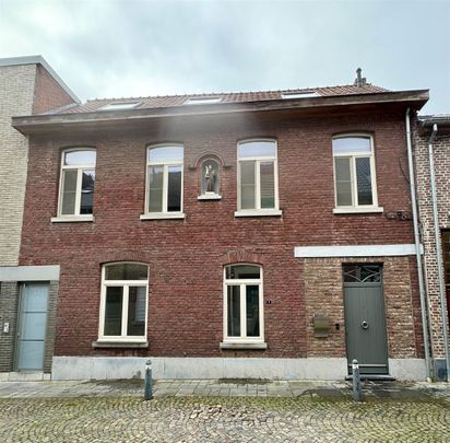 Prachtige, ruime stadswoning met 3 slaapkamers en dakterras gelegen nabij de Markt van Maaseik. - Photo 1