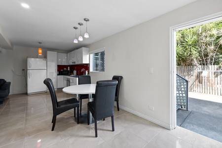 BEAUTIFUL 2-STOREY HOME IN BEACONSFIELD AVAILABLE NOW - Photo 4