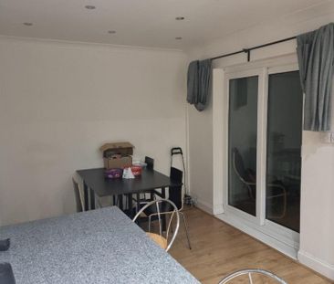 4 bedroom semi-detached house to rent - Photo 2