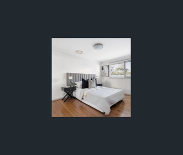 An oversized family home with enormous living room drenched with na... - Photo 3