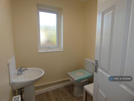 2 bedroom terraced house to rent - Photo 2